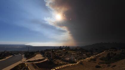 La columna de humo puede verse a varios kilómetros de distancia