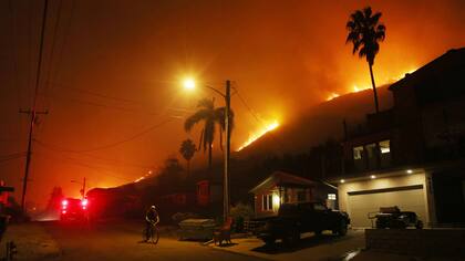 El fuego baja por la montaña y amenaza la pequeña ciudad costera de La Conchita