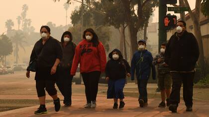 El aire irrespirable y las cenizas de los incendios obliga a las personas a usar barbijos