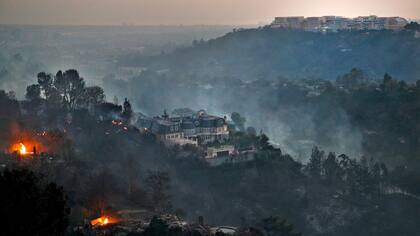 El clima no ayuda para detener el fuego, los fuertes vientos avivan las llamas permanentemente