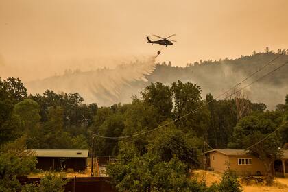 Aviones y helicópteros hidrantes lanzan agua sobre las zonas más afectadas