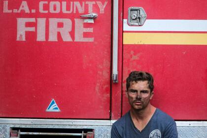 Un bombero se toma un descanso