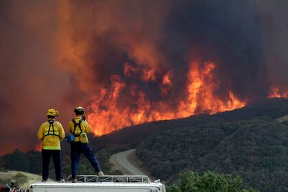 Los bomberos trabajan incansablemente para controlar los incendios