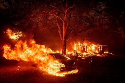 En las últimas 24 horas, los bomberos californianos han trabajado para extinguir 330 incendios en todo el estado