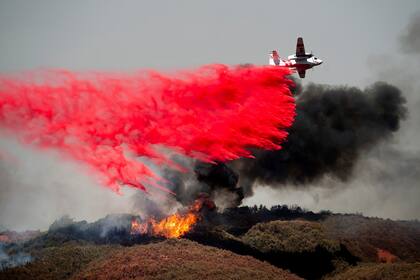 Aviones hidrantes sobrevuelan la zona de los incendios