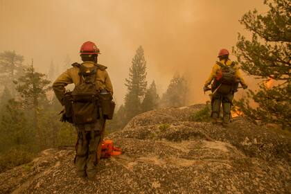 Los bomberos recorren a pie grandes zonas