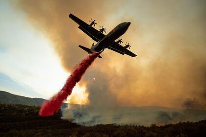 Se agrava la situación por los incendios en California; uno de los focos se convirtió en el más grande de la historia