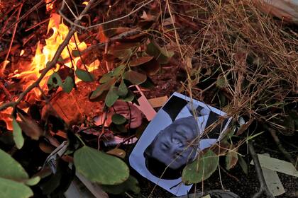 Los manifestantes quemaron fotos del presidente de China