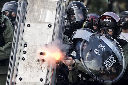 La policía lanzó gases lacrimógenos y balas de goma