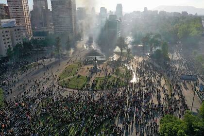 El mandatario dio marcha atrás con el aumento del subte, pero aún así no cesaron las protestas