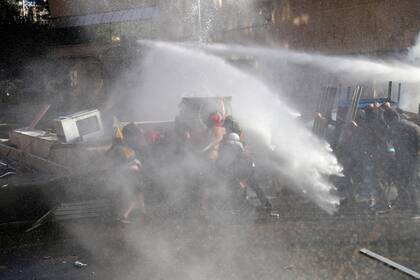 Los manifestantes se enfrentan a los carabineros en Chile 