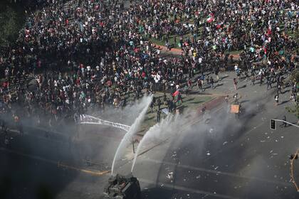 Miles de personas salieron a las calles este lunes en una nueva jornada de protestas en Santiago de Chile y otras ciudades del país