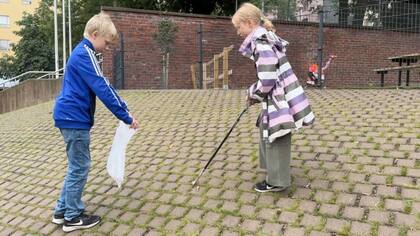 Se anima a los alumnos de la escuela Puolala, en el centro de Turku, a recoger basura como parte de sus esfuerzos por el clima.