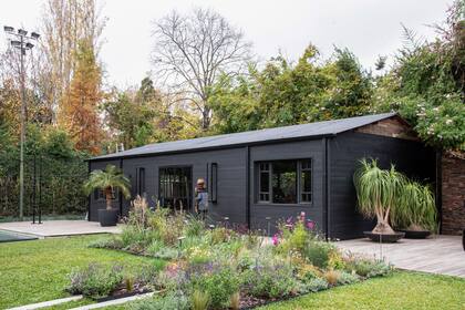 Se aprecian los dos sectores articulados por los pasos de hormigón y los profusos canteros de herbáceas y gramíneas en proporción a la escala del jardín.