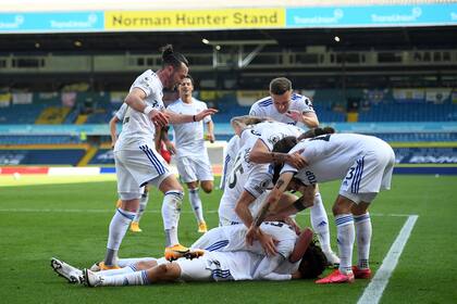 Se arma la montaña de festejos en el cuarto gol de Leeds.
