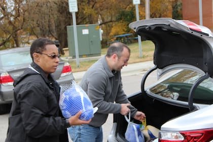 Se atenderá a las personas conforme al orden de llegada para entregar alimentos gratis en Carolina del Norte (wakeforestnc.gov)