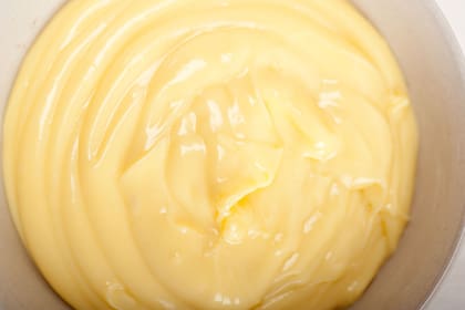 Se atribuye la invención de la crema pastelera al célebre chef François Massialot, quien la incluyó en su libro “Le Cuisinier Royal et Bourgeois” publicado en 1691.