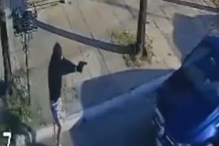 “Le apuntaron a la cara”: una banda de delincuentes emboscó a una familia para robarle el auto a plena luz