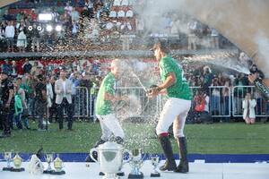 Se bañan de champaña Camilo Castagnola y Facundo Pieres, los delanteros de La Natividad, tras la conquista del Campeonato Argentino Abierto.
