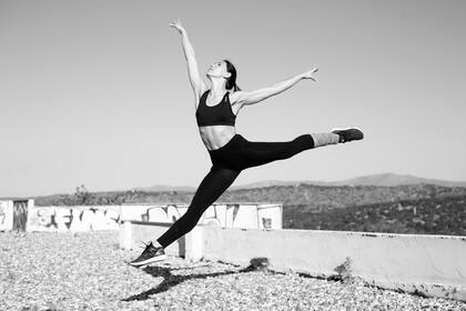 Se basa en algunos ejercicios, basados o extraídos del mundo del ballet, que trabajan de forma alargada la musculatura interna.