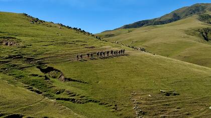 Se camina entre 10 y 18 kilómetros por día y las noches se pasan en refugios