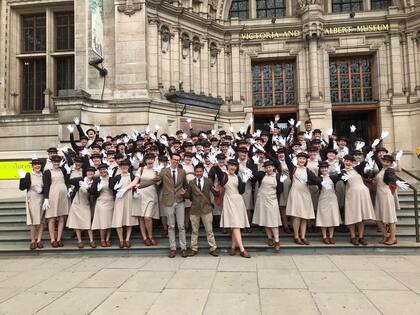 Se capacita a los estudiantes en artes marciales, ciberseguridad y tareas necesarias para cuidar a un niño de la alta sociedad (Foto: Instagram/@norlandcollege)