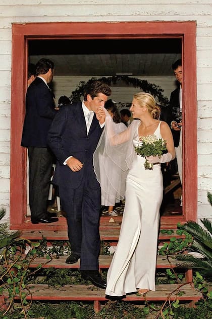 Se casaron el 21 de septiembre de 1996, en una pequeña capilla de madera en Cumberland Island, Georgia. El vestido de novia tuvo la firma del diseñador Narciso Rodríguez, con quien Carolyn había trabajado en Calvin Klein.