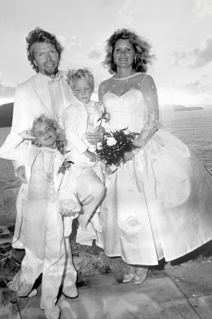 Se casaron en 1989 por insistencia de su hija Holly, que entonces tenía 8 años. El pequeño Sam tenía 4. Fue en Necker Island, una isla caribeña propiedad del empresario