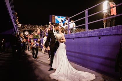 Se "casaron" en la cancha de Vélez y se volvieron virales