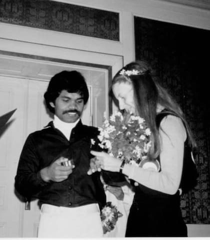 Se casaron luego de que él recorriera 10 mil kilómetros para reencontrarse con ella