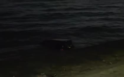 Se cayó con la camioneta al río