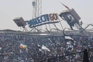 Así cayó una estructura del estadio Monumental sobre hinchas de Colo Colo que hacían un banderazo