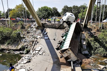 Se cayó un puente en San Miguel de Tucumán mientras lo cruzaba un camión