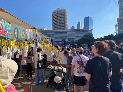 Se colgaron cartas, banderas y mensajes a la espera de los rehenes liberados