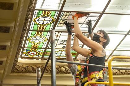 Se colocaron 48 piezas de un vitral recuperado