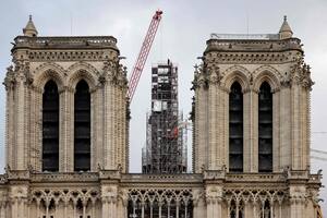 Colocaron la cruz de la catedral de Notre Dame y Macron espera reabrirla al público en 2024