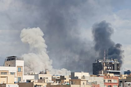 Se confirmó la muerte del líder supremo de Irán, el ayatolá Ali Khamenei, después de que Estados Unidos e Israel lanzaron un ataque conjunto contra Irán