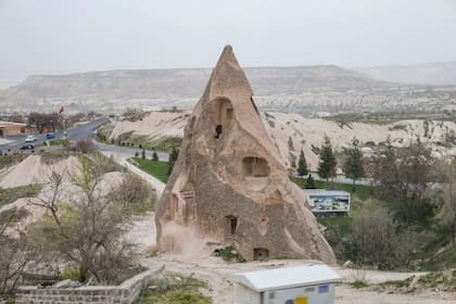 Se conoce como Chimeneas de Hadas a unas curiosas formaciones rocosas, a las que la erosión ha dado una cierta forma de casas con tejado.