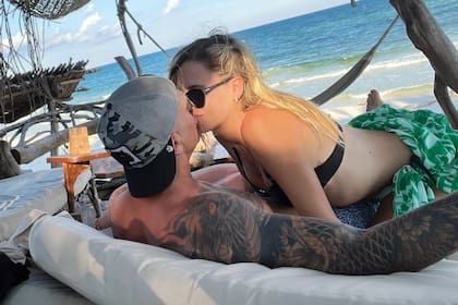 Se conocieron a fines de 2017, empezaron a convivir durante la pandemia y él le propuso matrimonio en julio de este año, en un viaje a Santorini.