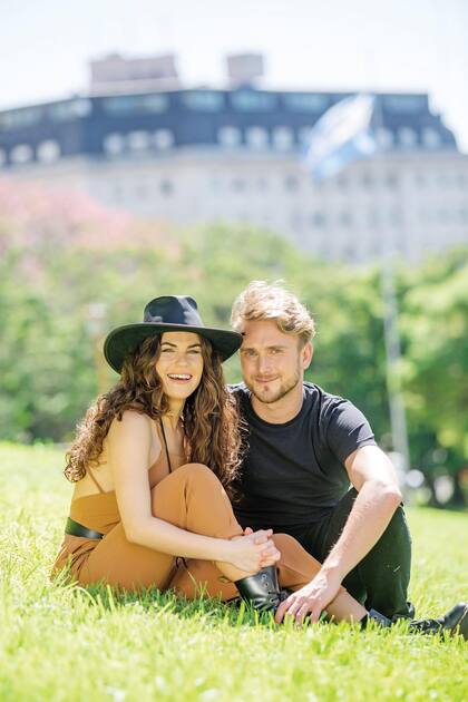 Se conocieron en 2020 en la
isla Gili Trawangan, Indonesia.
“Fue un 23 de marzo. Fuimos
a tomar algo y nunca más nos
separamos”, cuenta la actriz