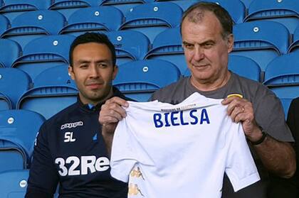 Se conocieron en Francia y trabajaron juntos en Marsella y en Lille; luego, la historia entre Salim Lamrani y Bielsa se extendió a Leeds