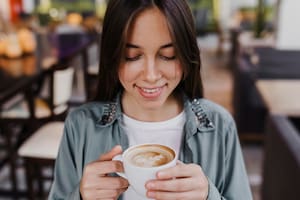 Tim Spector, experto en microbiota, sobre los beneficios del consumo de café: “Hay mejores indicadores de salud metabólica y cardiovascular”