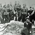 La inteligencia artificial permite identificar a un asesino nazi en una de las fotos más atroces del Holocausto