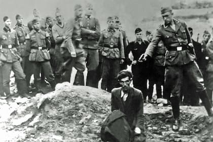 La inteligencia artificial permite identificar a un asesino nazi en una de las fotos más atroces del Holocausto