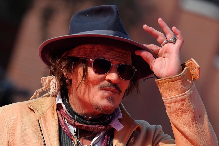 Johnny Depp regressa ao grande ecrã como rei Luís XV - SIC Notícias