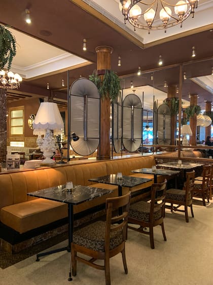 Se conservan intactos sus mesas de mármol y pisos de cerámica donde se siguen sirviendo los célebres churros con chocolate.