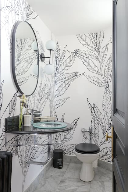 Se conservó el equipamiento y sumó el empapelado vinílico (Monas Interiores) que le dio una vuelta de tuerca al espacio.