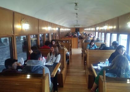 Se conservó la madera original del interior del vagón y se agregaron mesas.