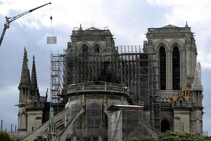 Se contrataron escaladores profesionales para colocar las protecciones plásticas sobre la estructura