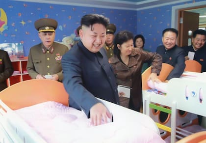 Se cree que Corea del Norte fechó su nacimiento en 1982 para atribuirle más edad y para que coincidiera con el 70 aniversario del nacimiento de su abuelo y fundador del país, el "presidente eterno" Kim Il-sung, en 1912